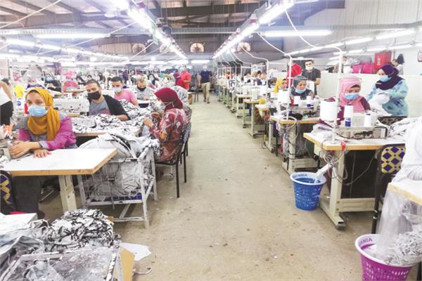 همة ونشاط بين العاملين فى مصنع الملابس الجاهزة
