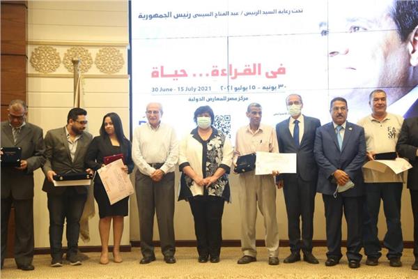 وزيرة الثقافة تسلم جوائز معرض القاهرة الدولي للكتاب