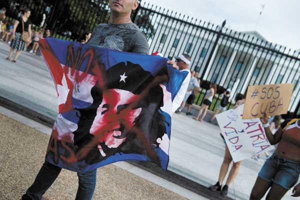  مظاهرات أمام البيت الأبيض في واشنطن مؤيدة لاحتجاجات كوبا
