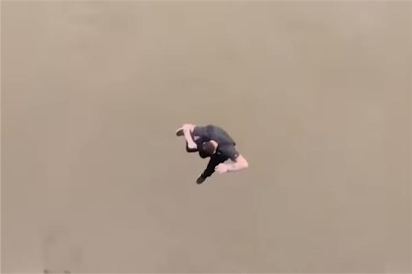 أمريكي يلقي بنفسه في نهر مليء بالتماسيح