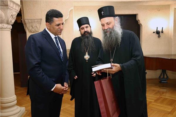 سفير مصر في بلجراد   خلال لقائه بطريرك الكنيسة الصربية الأرثوذكسية الجديد