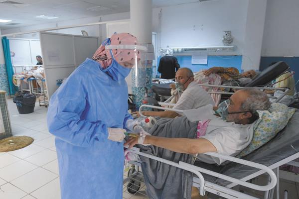  مصابو كورونا فى غرفة الطوارئ بمستشفى شارل نيكول فى تونس «صورة من أ.ف .ب »