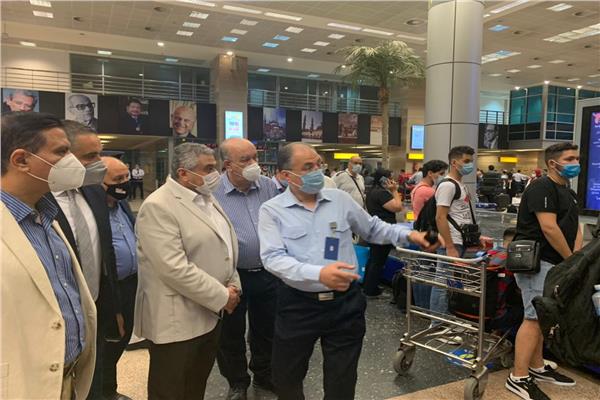 نائب وزير الطيران يتفقد مطار القاهرة