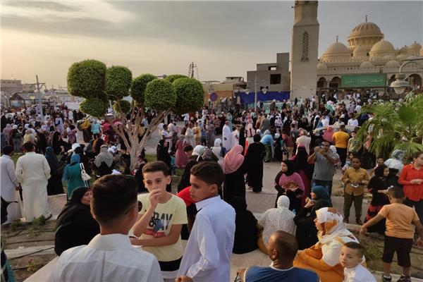 الآلاف يؤدون صلاة عيد الاضحى بمساجد الغردقة وتزاحم شديد بمسجد الميناء