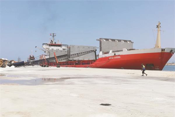استعدادات تصدير شحنة الملح بميناء العريش