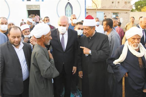 محافظ قنا يصافح المواطنين بعد أداء الصلاة