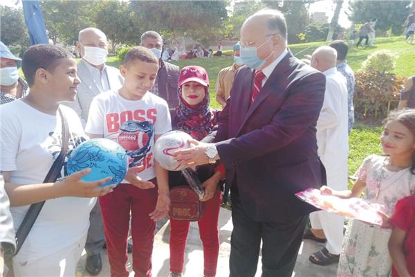اللواء خالد عبد العال يقوم بتوزيع الهدايا على الأطفال بحديقة الفسطاط