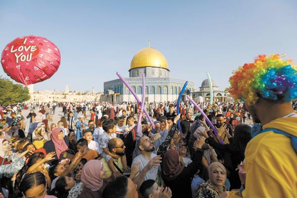  الفلسطينيون يحتفلون بالعيد فى ساحات المسجد الأقصى