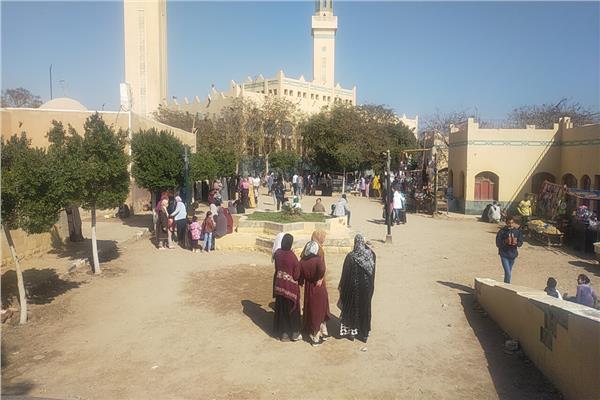 أهالي المنيا تتبارك بزيارة مقابر آل البيت بالبهنسا في عيد الأضحى المبارك 