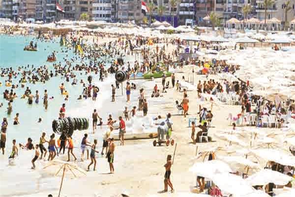 المصطافون يتوافدون على شواطئ مدينة الإسكندرية