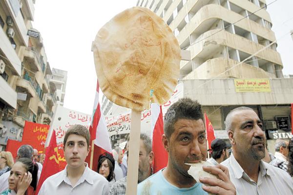 لبنان تشهد مظاهرات عارمة على مدار أشهر بسبب تردى الأحوال المعيشية 