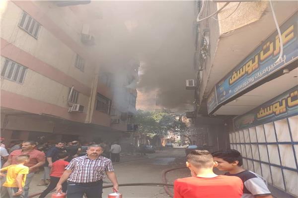 رئيس مدينة الجيزة ورئيس حي الطالبية يتفقدان حريق عقار