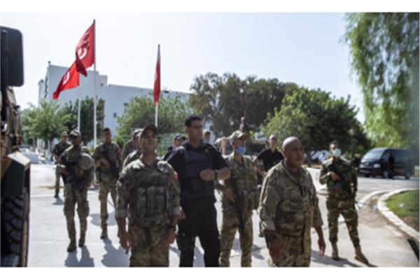  الجيش التونسي بمحيط أحد المقرات الحكومية