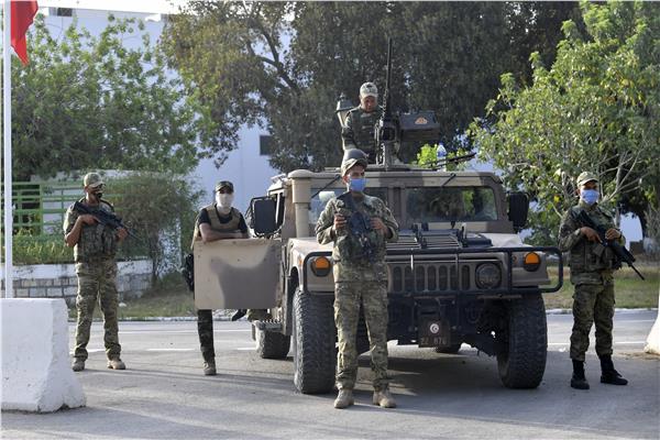 الجيش التونسي يطوق المقار الحكومية 
