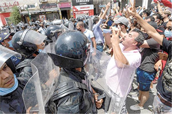 أنصار حركة النهضة الإخوانية خلال اشتباكهم مع قوات الأمن التونسية