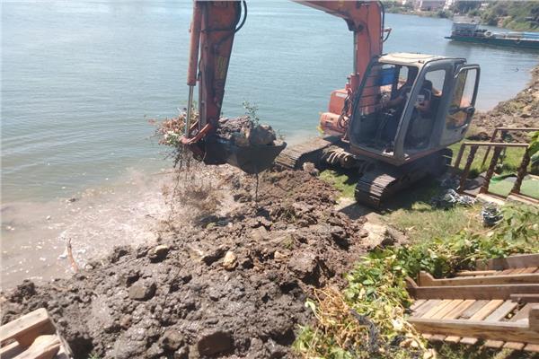 إزالة ٣ حالات تعدى على نهر النيل