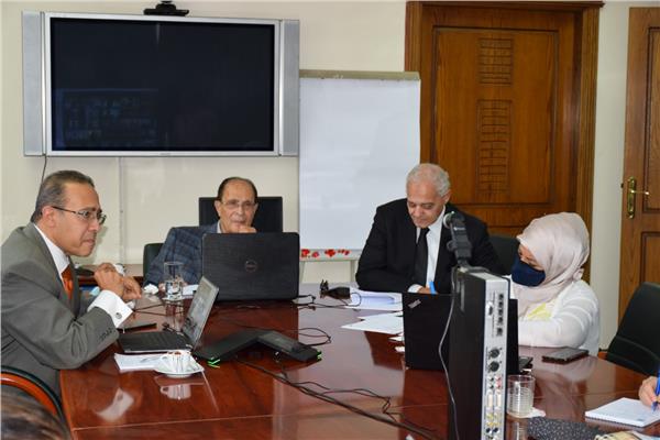 د.أبو زيد خلال اجتماع اللجنة المنظمة للمنتدى العربى الخامس للمياه
