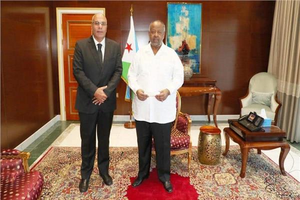  الرئيس الجيبوتي  يستقبل السفير المصري ويمنحه وسام الاستقلال