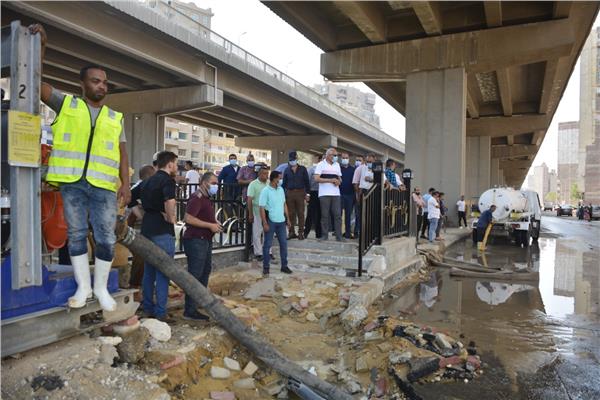 محافظ الجيزة يتفقد أعمال إصلاح كسر بخط مياه بطريق المريوطية أمام شارع العروبة