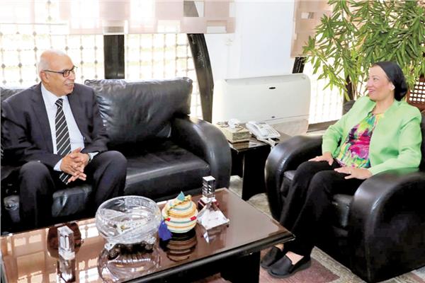 وزيرة البيئة خلال حوارها مع رئيس مجلس ادارة ورئيس تحرير وكالة أنباء الشرق الأوسط