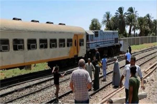 تصادم قطار ركاب بالصدادات الخرسانية نهاية رصيف محطة نجع حمادى