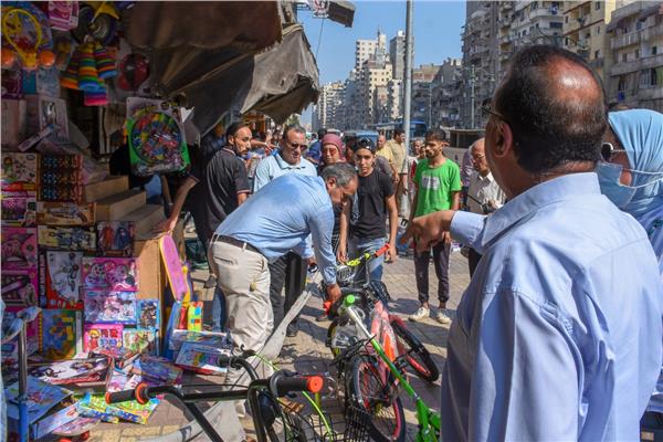محافظ الإسكندرية يوجه بإيقاف مدير الإشغالات بحي المنتزة وإحالته للتحقيق  