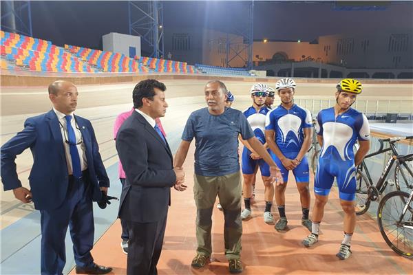 أشرف صبحي وزير الشباب والرياضة يتابع الأعمال التنفيذية بمضمار الدراجات باستاد القاهرة 