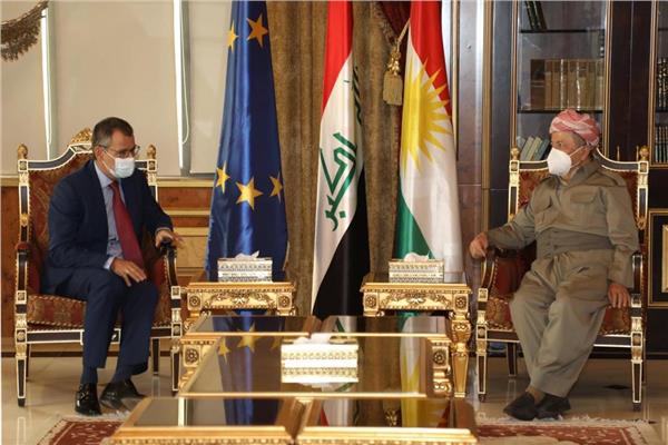 الزعيم الكردي مسعود بارزاني، وسفير الاتحاد الاوروبي