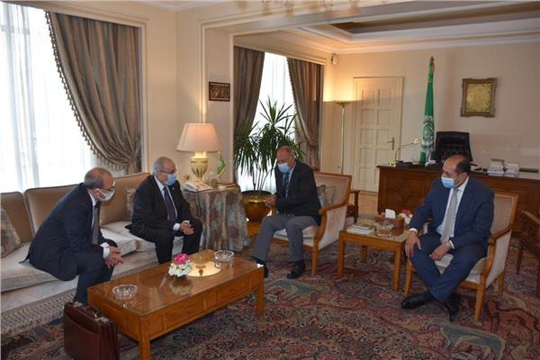 أبو الغيط يبحث مع وزير الخارجية الجزائري تحضيرات القمة العربية القادمة