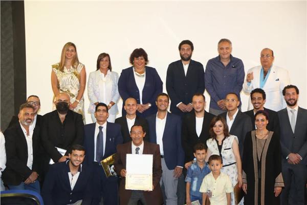 وزيرة الثقافة تكرم صناع فيلم ريش الفائز بجائزة أسبوع النقاد 
