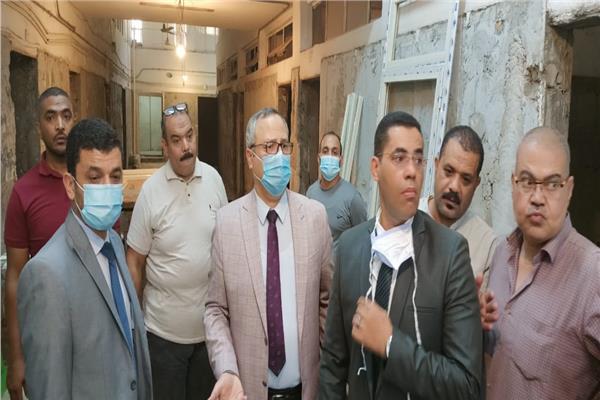 الدكتور حسين أبو الغيط خلال تفقده أعمال التطوير والتحديث بمستشفى الحسين الجامعي
