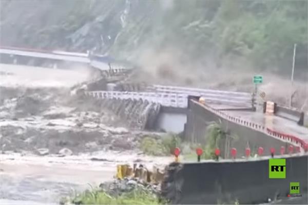 سيول جارفة تدمر جسرا في تايوان