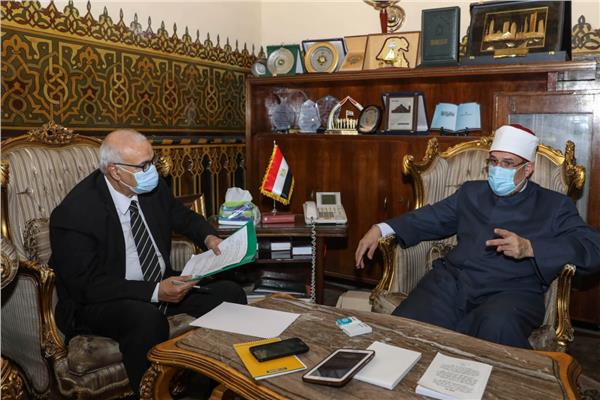 وزير الأوقاف خلال حواره مع الكاتب الصحفي علي حسن