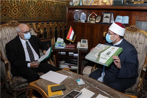 وزير الأوقاف خلال حواره مع الكاتب الصحفي علي حسن