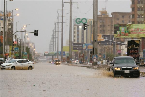 مياه الفيضانات تغمر شوارع الخرطوم      
