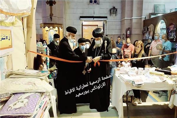 الأنبا تادرس مطران بورسعيد خلال افتتاحه معرض ببورسعيد