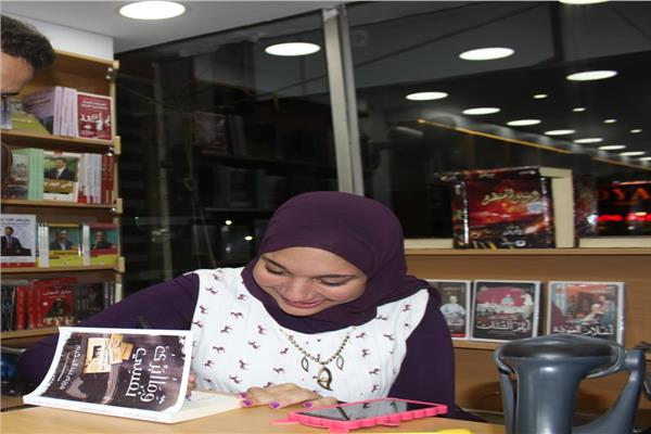الروائية مريم عبد الحكيم خلال حفل توقيع روايتها «وما أبرئ نفسى»