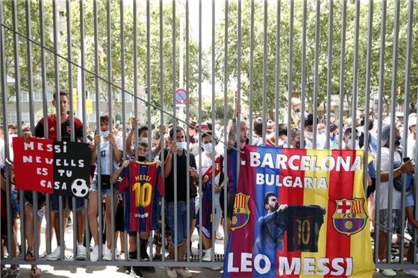 جماهير برشلونة تحتشد أمام منزل ميسي