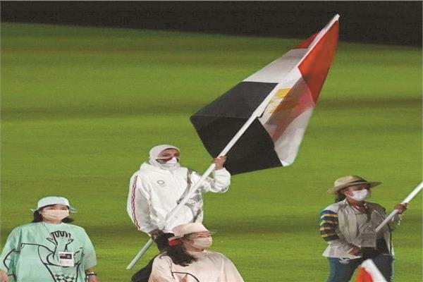 جيانا فاروق تحمل علم مصر خلال حفل الختام
