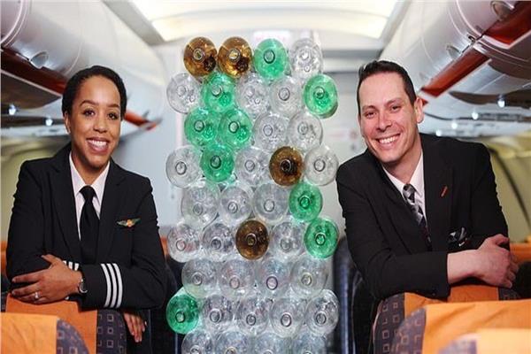 شركة طيران تبتكر زيا لطواقمها من العبوات البلاستيكية