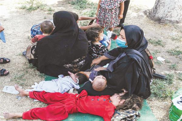 عائلة أفغانية نازحة من مدينة قندوز بعد اشتباكات بين الجيش وطالبان 