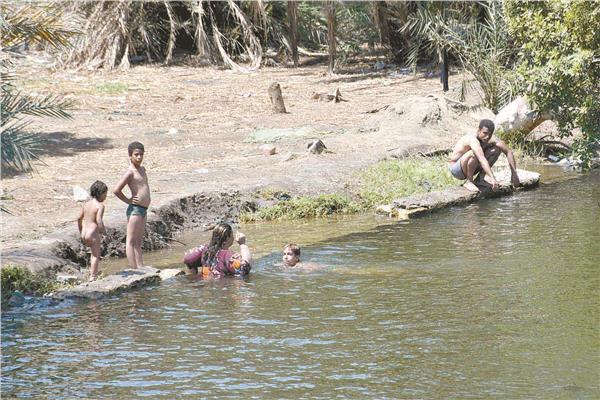 الأطفال هربوا من حرارة الجو إلى النيل