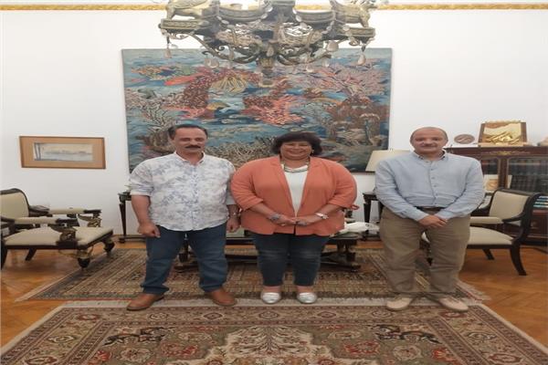وزيرة الثقافة مع الكاتب الصحفي محمد قناوي والكاتب الصحفي قدري الحجار