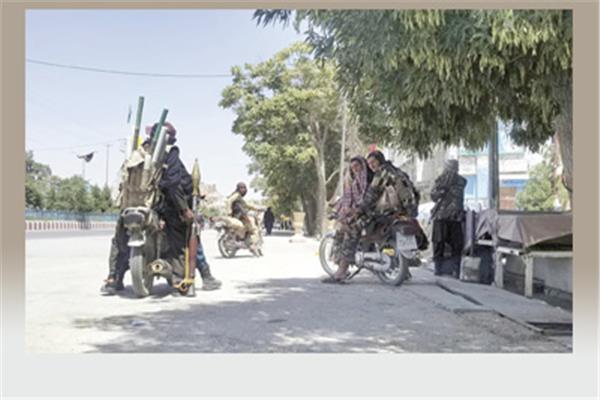 عناصر من حركة طالبان تجوب مدينة غزنة عقب السيطرة عليها -  «صورة من أ. ب»