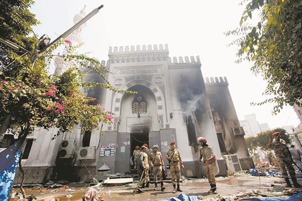 اثار الخراب والتدمير على المسجد