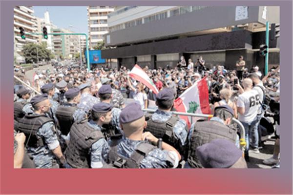 محتجون لبنانيون يحتشدون عند مقر البرلمان فى بيروت --  «صورة من ا. ف. ب»