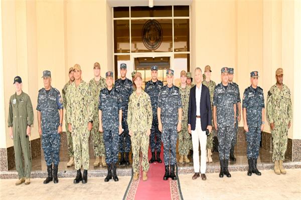 قائد القوات البحرية للقيادة المركزية والسفير الأمريكي يزوران قاعدة «برنيس»