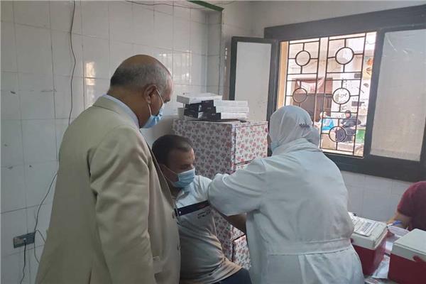وكيل وزارة الصحة بالغربية يتابع تطعيم المواطنين المسافرين للخارج 