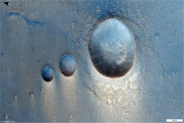 مشهد غريب على سطح المريخ