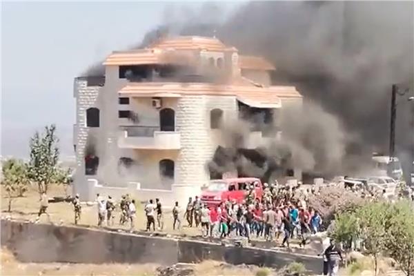 اللبنانيون يحرقون منزل صاحب حزان الوقود بعكار